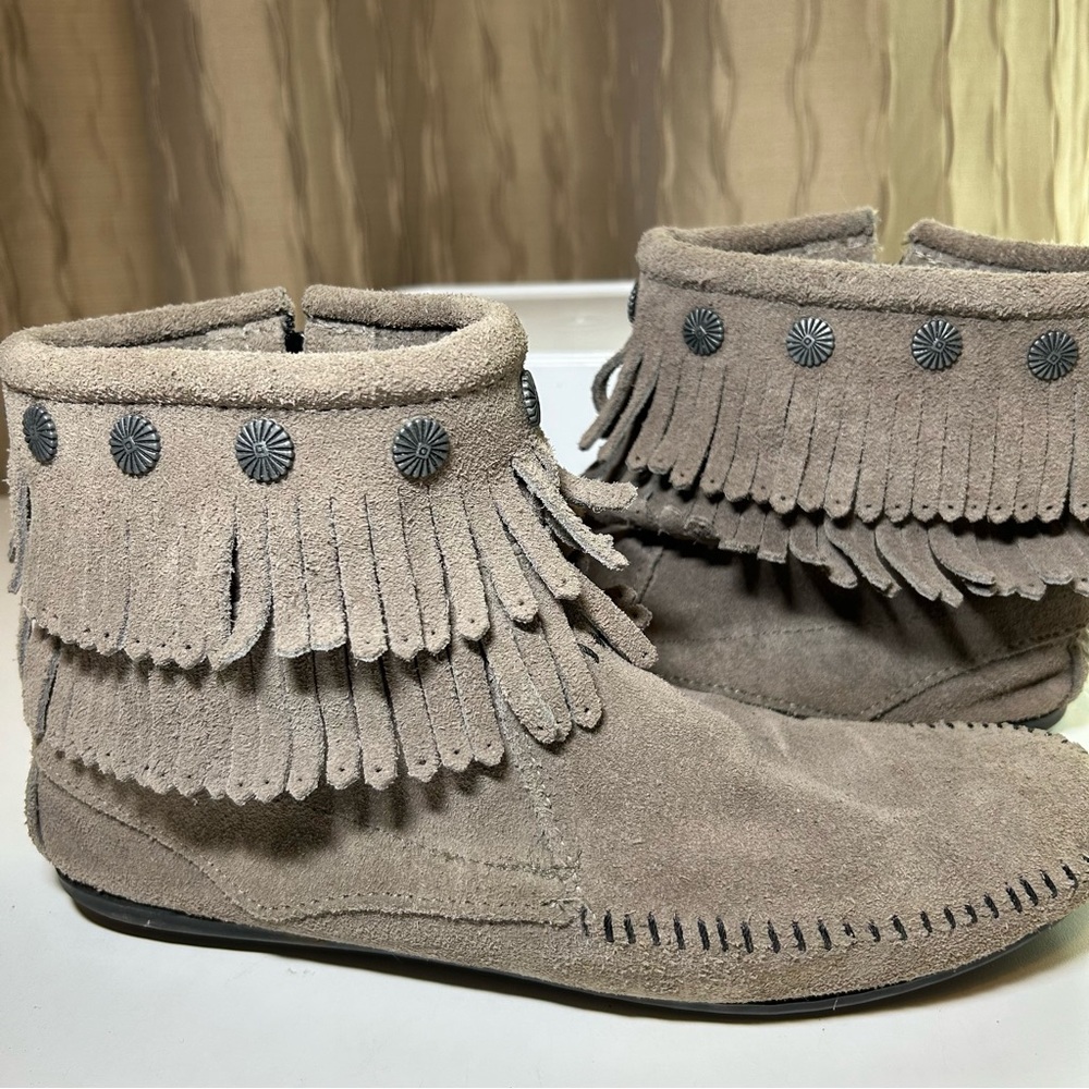 Minnetonka Double Fringe Women’s 9.5 Side Zip Boot Moccasin Taupe Suede 691T - Picture 12 of 16